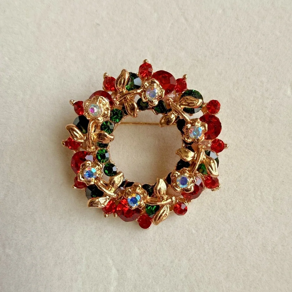 Christmas Wreath Brooch Pin Red Green Rhinestone Floral Gold Tone Holiday